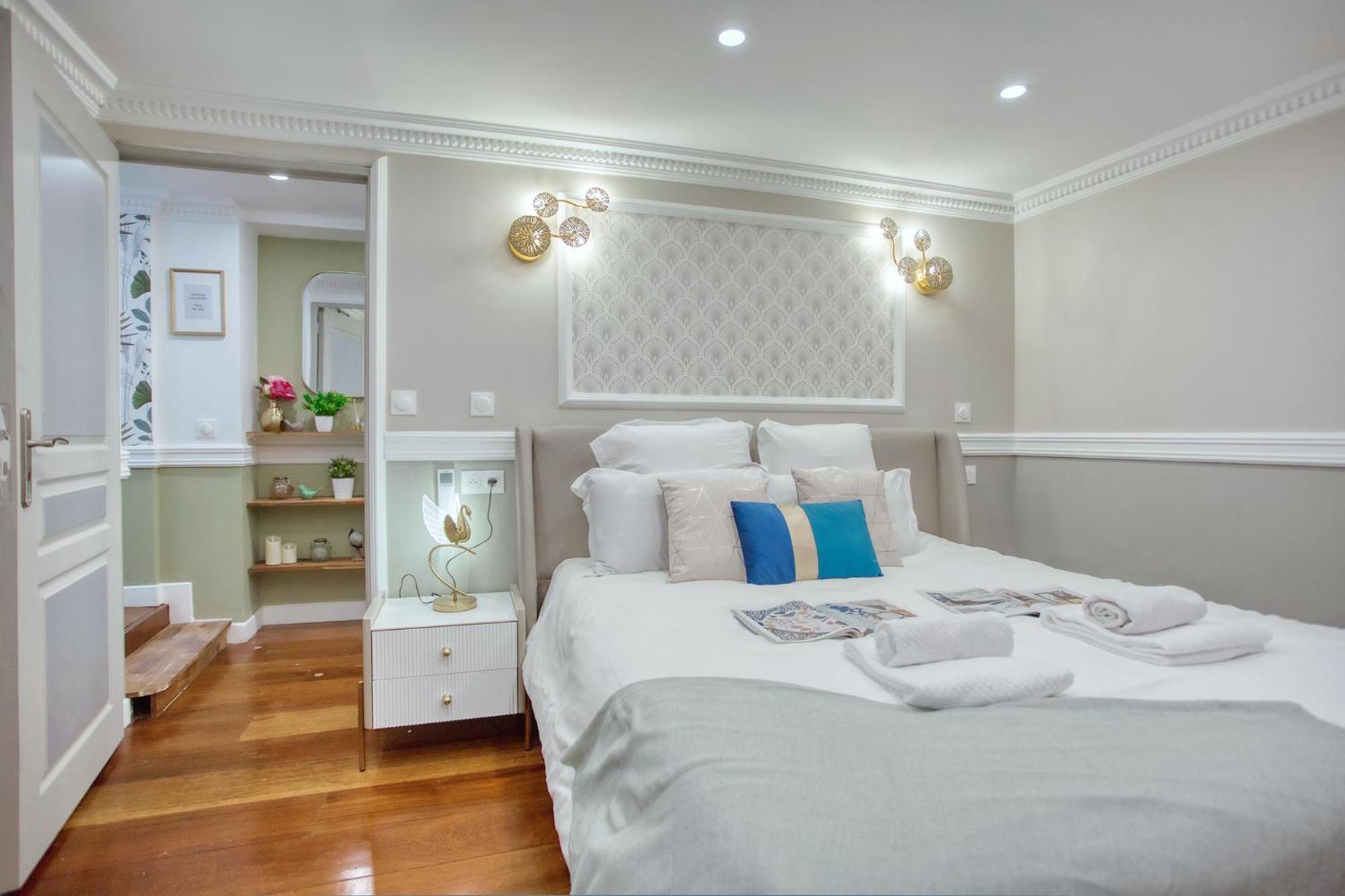 Elegant Triplex In - Ideal For 10 - Aircon Appartement Parijs