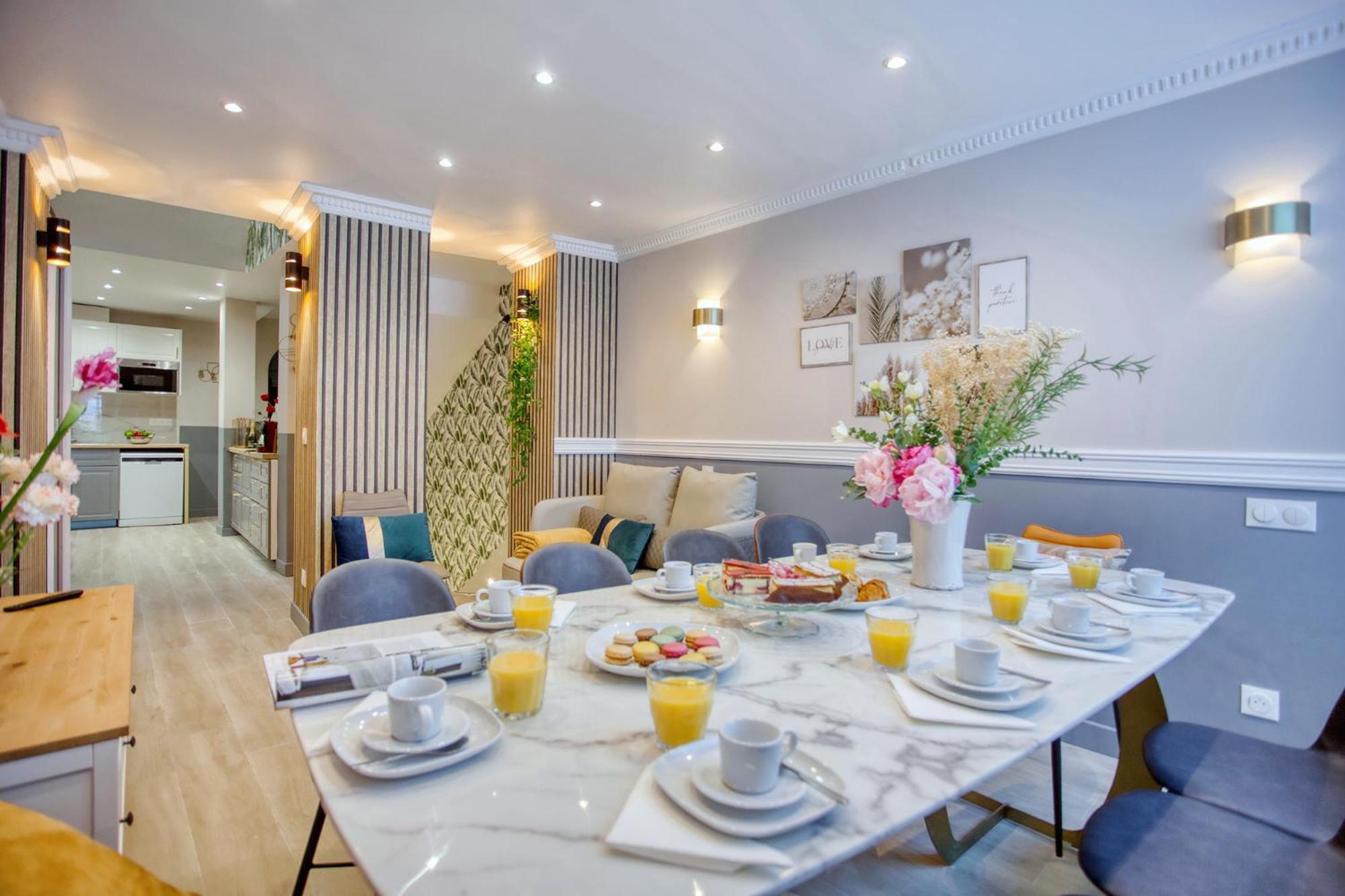 Elegant Triplex In - Ideal For 10 - Aircon Appartement Parijs